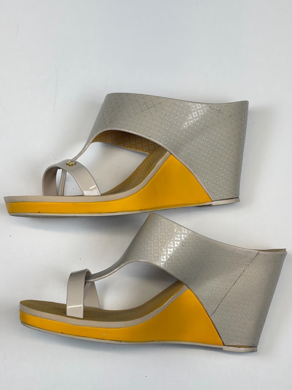 ZAXY TAUPE YELLOW JELLY TOE LOOP WEDGE SANDALS SIZE 10 - Picture 4 of 6